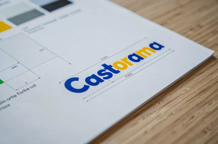 Gros plan sur le logo Castorama 2026 imprimé dans un guide de charte graphique officielle avec typographie et palette de couleurs